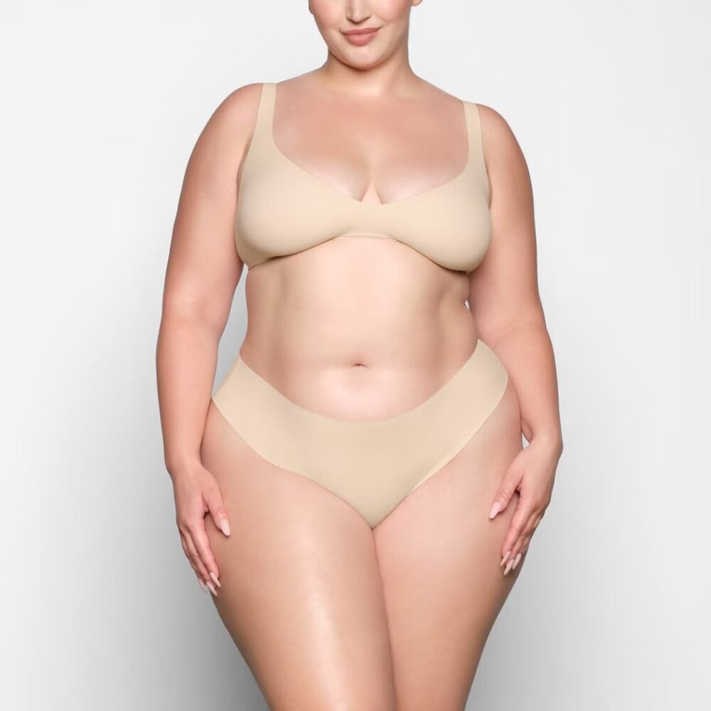 NWT SKIMS Naked Plunge Bralette in Sand size M